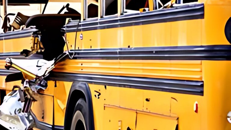 “Tragic Bus Accident in Yemen: 15 Dead After Plunge into Rocky Valley”